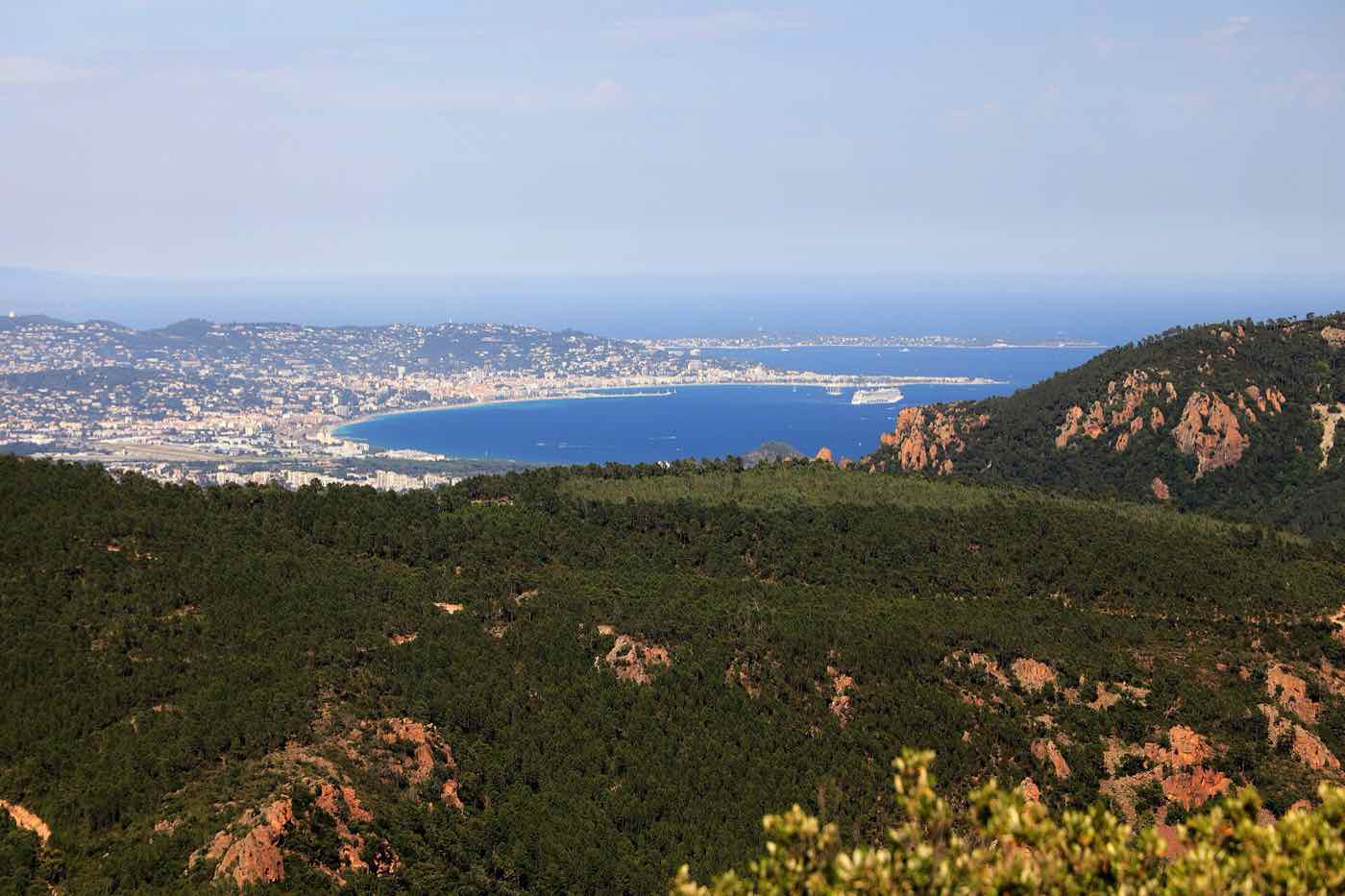View from Mont Vinaigre over the Estérel to the bay of Cannes